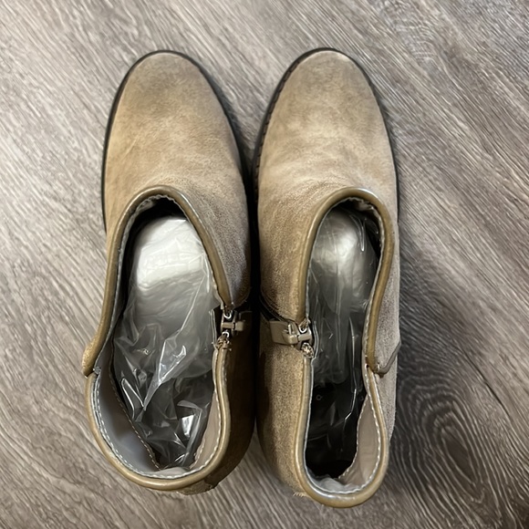 Very Volatile tan booties size 7 - Picture 3 of 6